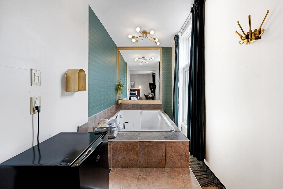 House in Montreal, Quebec, Canada 5 - 18544914