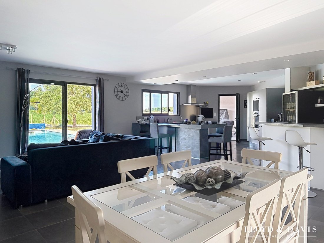 House in Saint-Sulpice-de-Royan, Nouvelle-Aquitaine, France 4 - 18544822