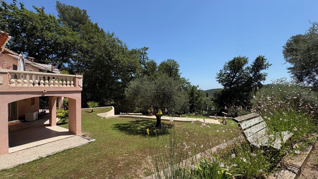 Villa in Le Rouret, Provence-Alpes-Côte d'Azur, France 2 - 17841089