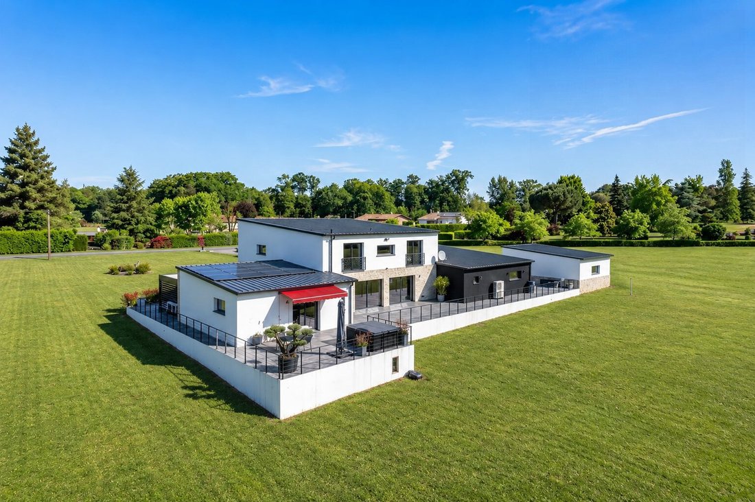 Villa in Saint-Estèphe, Nouvelle-Aquitaine, France 1 - 18069005
