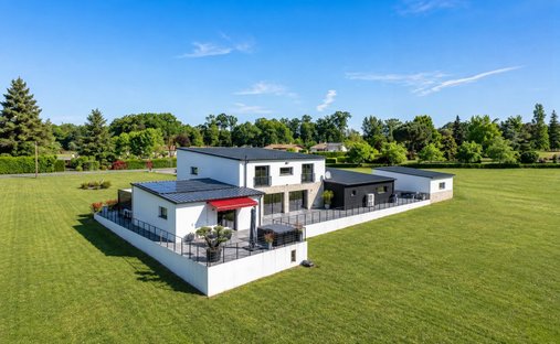 Villa in Saint-Estèphe, Nouvelle-Aquitaine, France 1