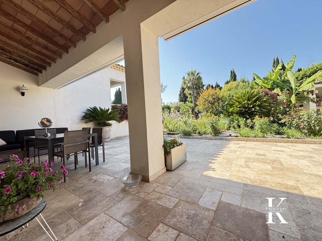 Villa in Hyeres, Provence-Alpes-Côte d'Azur, France 3 - 18544773