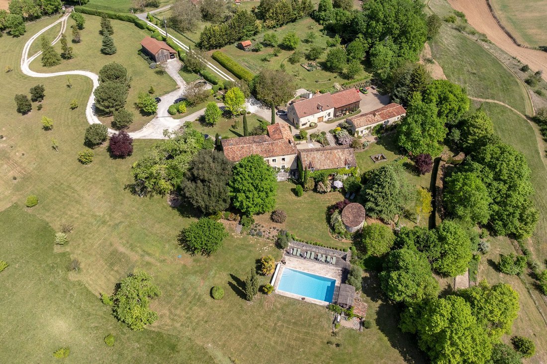 Chateau in Clermont-de-Beauregard, Nouvelle-Aquitaine, France 1 - 17886657