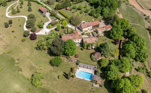 Chateau in Clermont-de-Beauregard, Nouvelle-Aquitaine, France 1