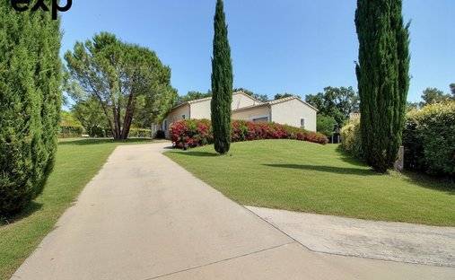 Villa in Nevons-route d'Apt, L'Isle-sur-la-Sorgue, France 1