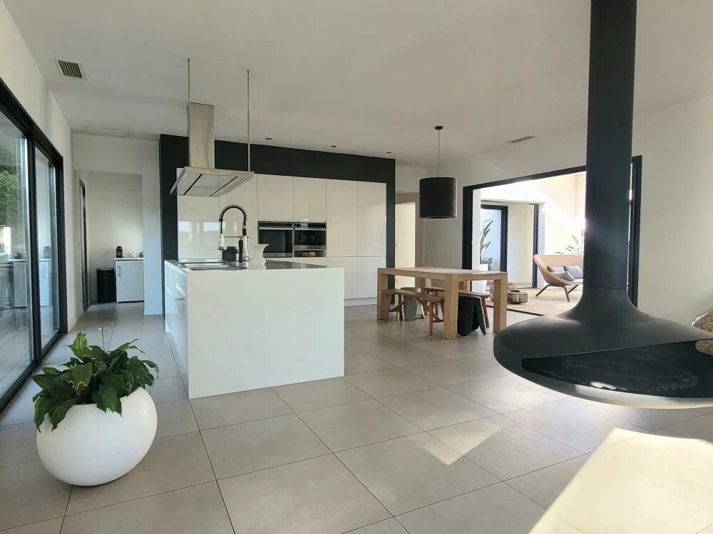 Villa in Nord, Saint-Jean-de-Vedas, France 5 - 16822595