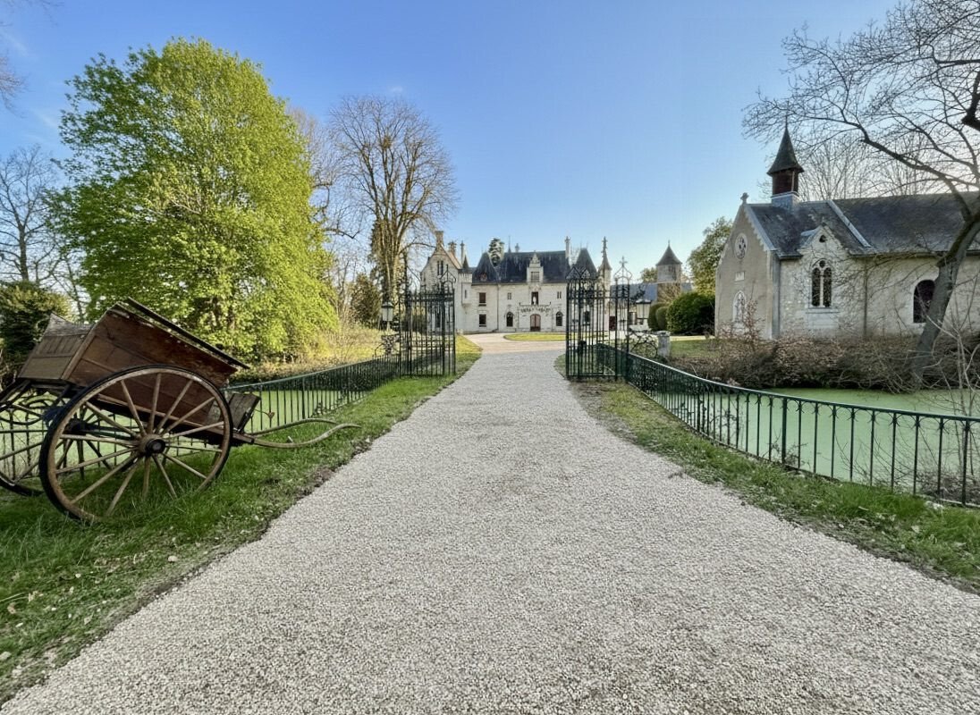 Chateau in Vivy, Pays de la Loire, France 1 - 18546213