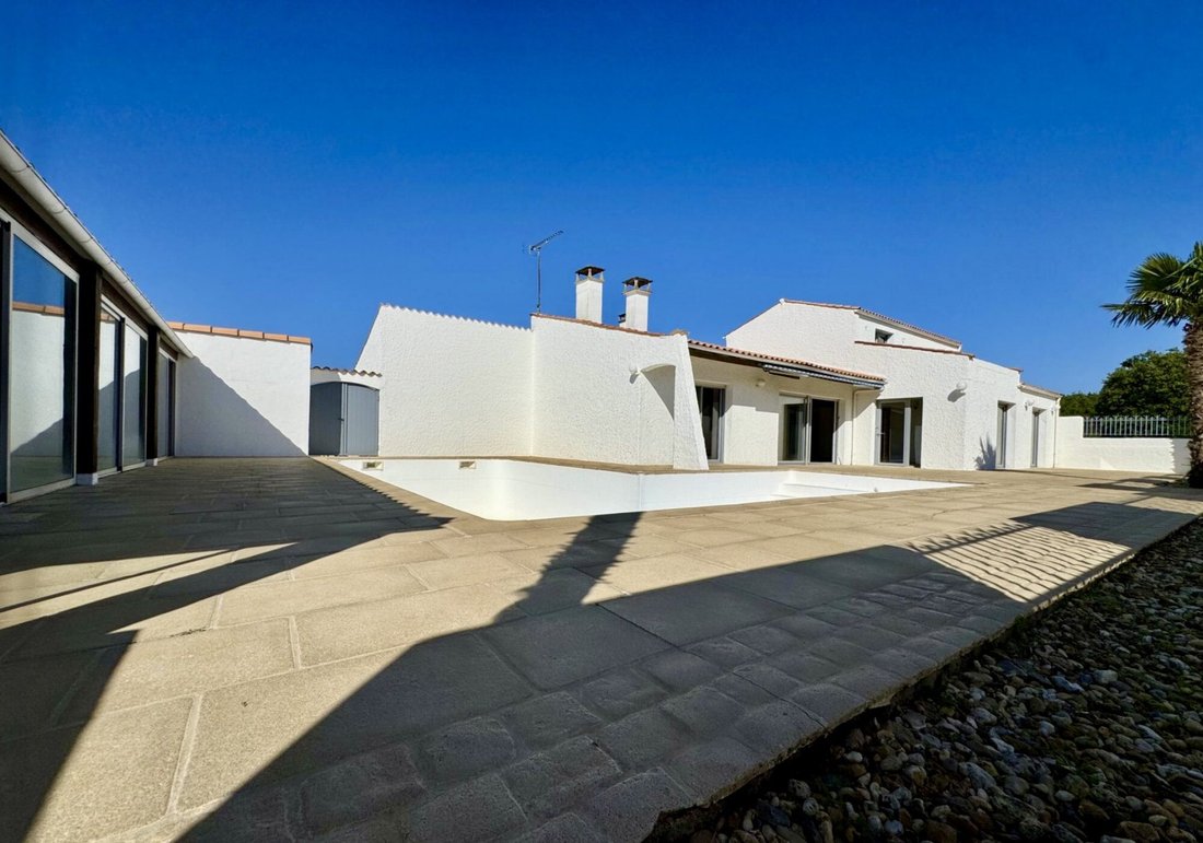 Villa in Breuillet, Nouvelle-Aquitaine, France 2 - 16967703
