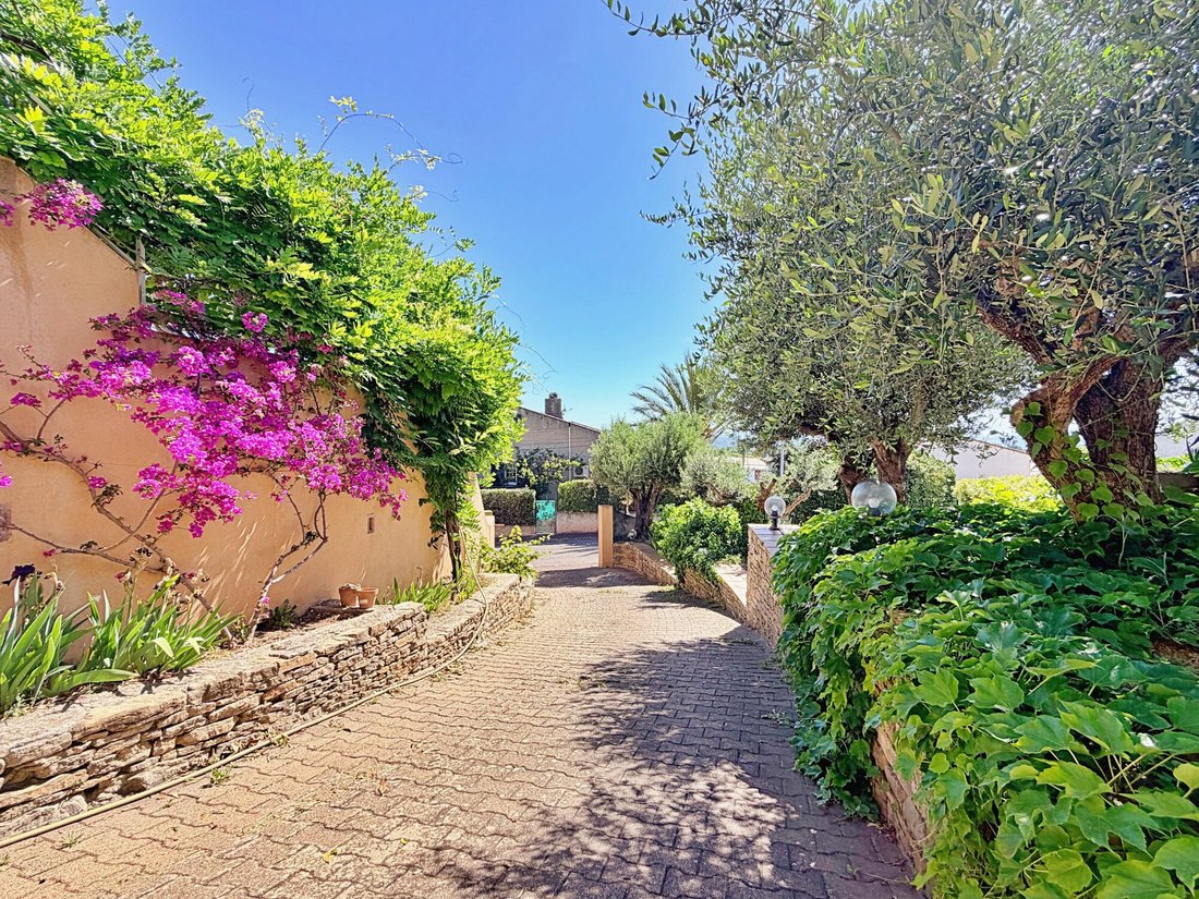 Villa in La Ciotat, Provence-Alpes-Côte d'Azur, France 2 - 17144072