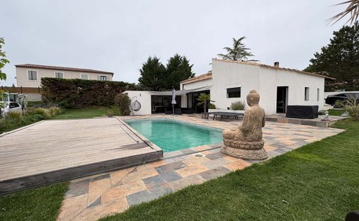 Villa in Centre Ancien, Pertuis, France 1