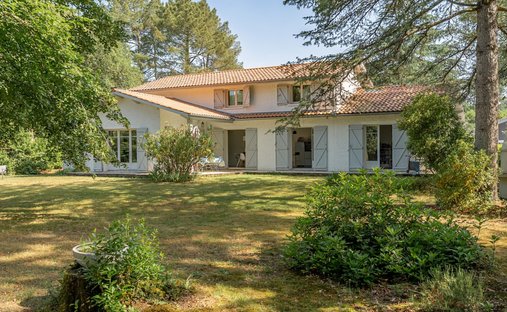 Villa in Saint-Aubin-de-Medoc, Nouvelle-Aquitaine, France 1