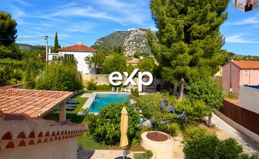 Villa in Le Revest-les-Eaux, Provence-Alpes-Côte d'Azur, France 1