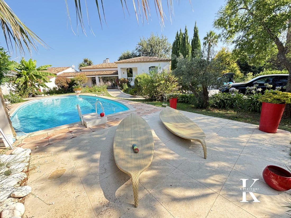 Villa in Hyeres, Provence-Alpes-Côte d'Azur, France 1 - 18544773