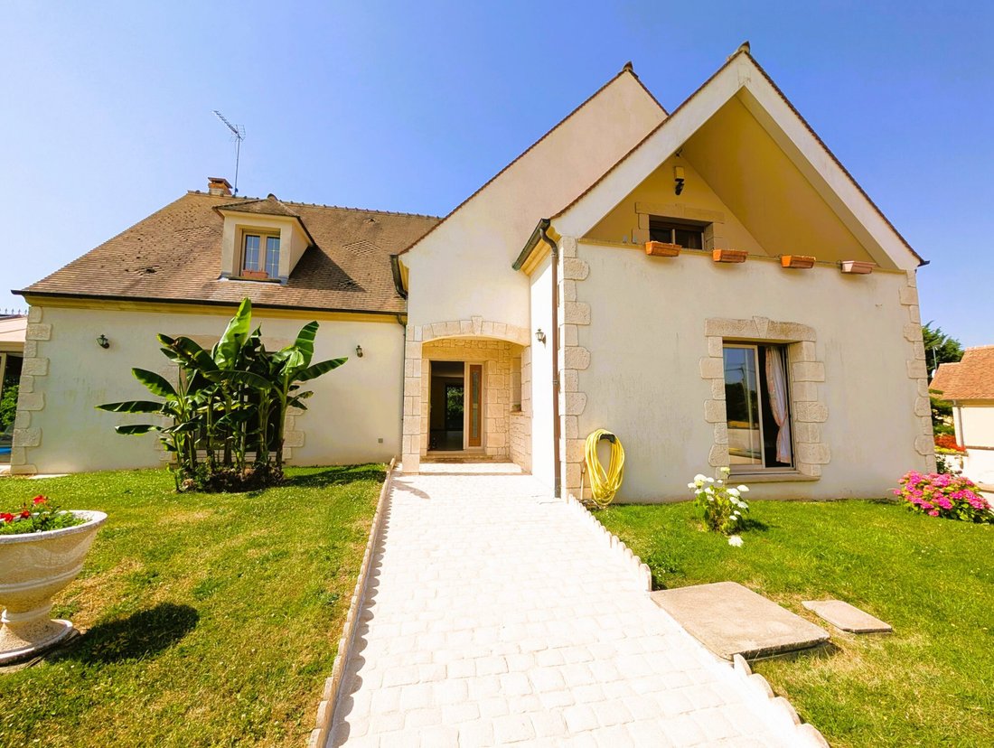 Villa in Favrieux, Ile-de-France, France 1 - 18369777
