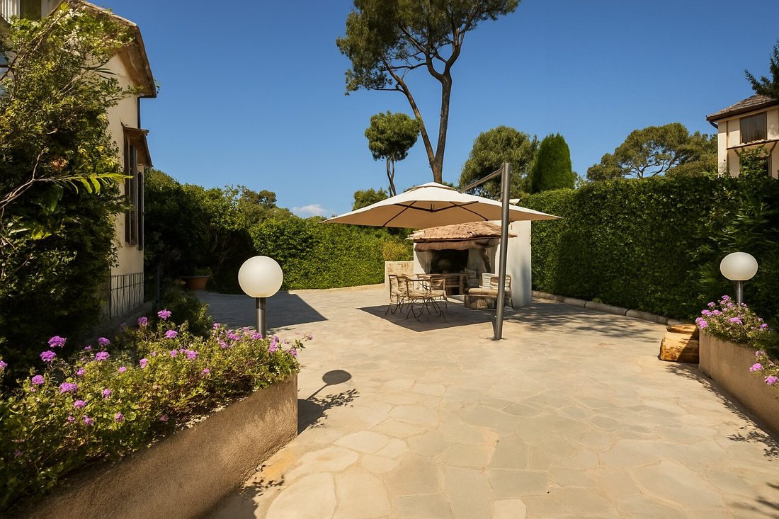 Villa in Les Cougoulins-Rastines, Antibes, France 3 - 17868924