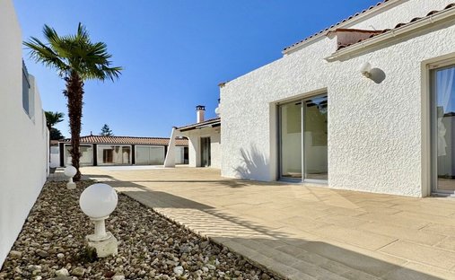 Villa in Breuillet, Nouvelle-Aquitaine, France 1
