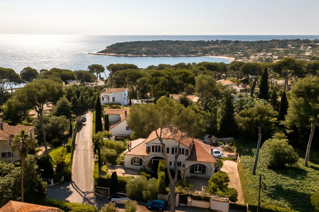 Villa in Les Cougoulins-Rastines, Antibes, France 1 - 17868924