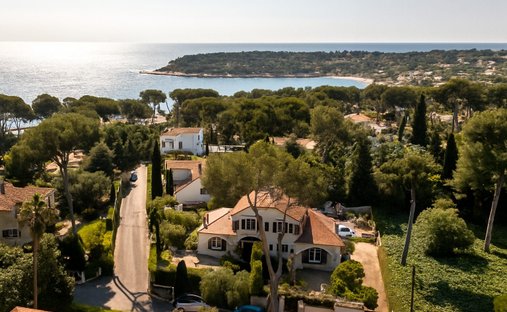 Villa in Les Cougoulins-Rastines, Antibes, France 1