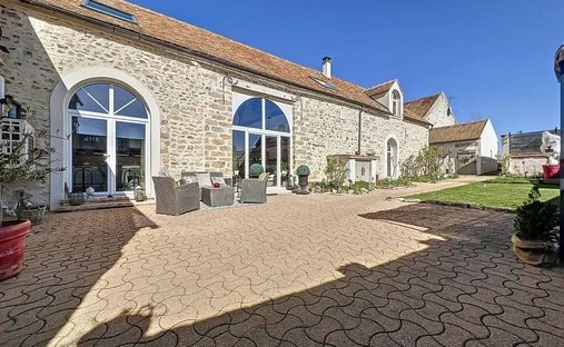 House in La Grande-Paroisse, Ile-de-France, France 1