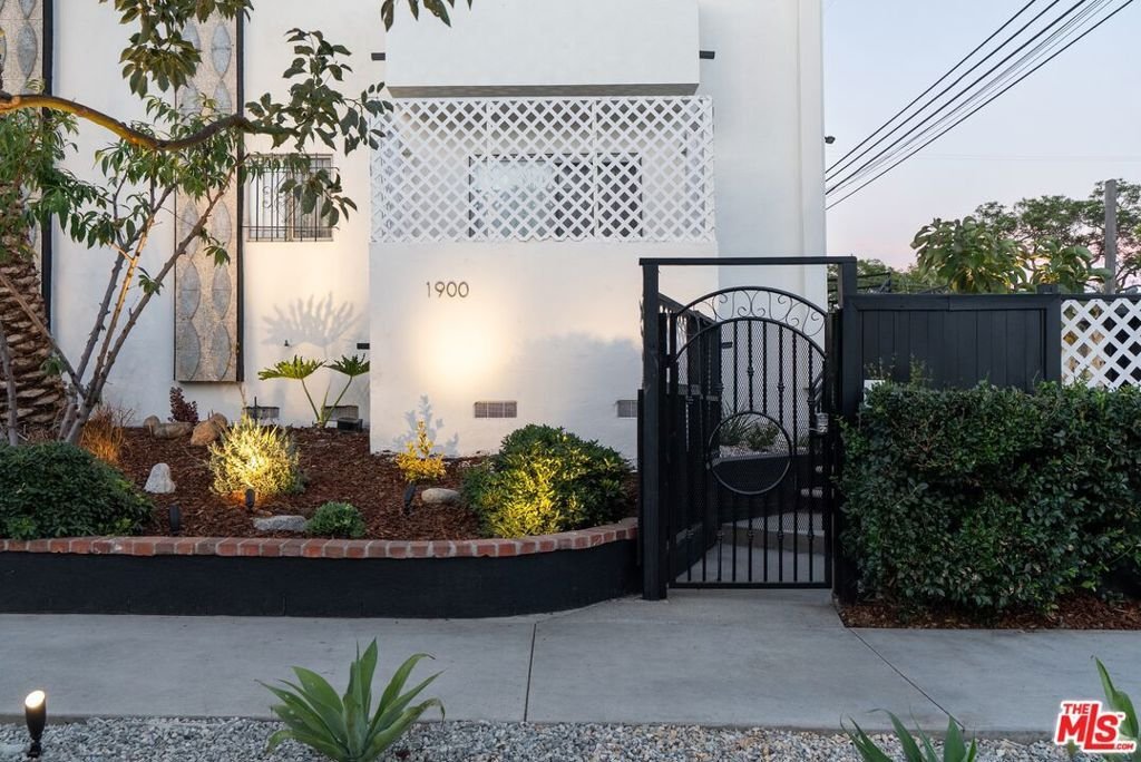 Los Angeles, California, United States 2 - 18545148