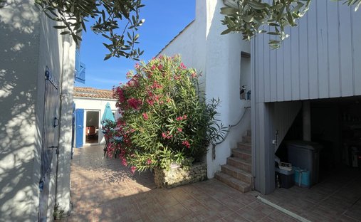 House in Loix, Nouvelle-Aquitaine, France 1