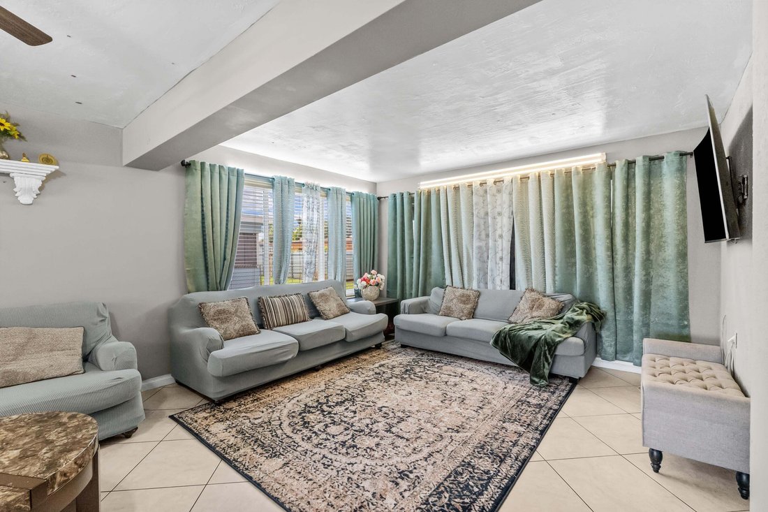 House in Pembroke Pines, Florida, United States 2 - 18545548