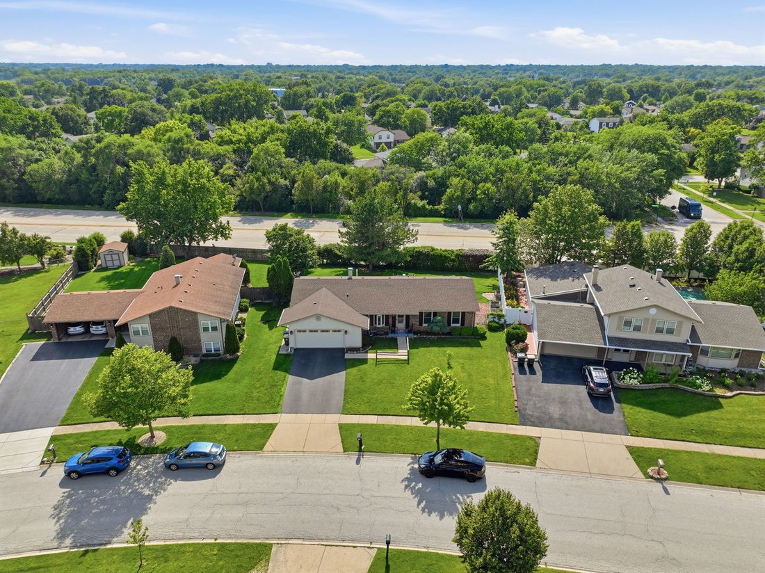 House in Elk Grove Village, Illinois, United States 2 - 18545849