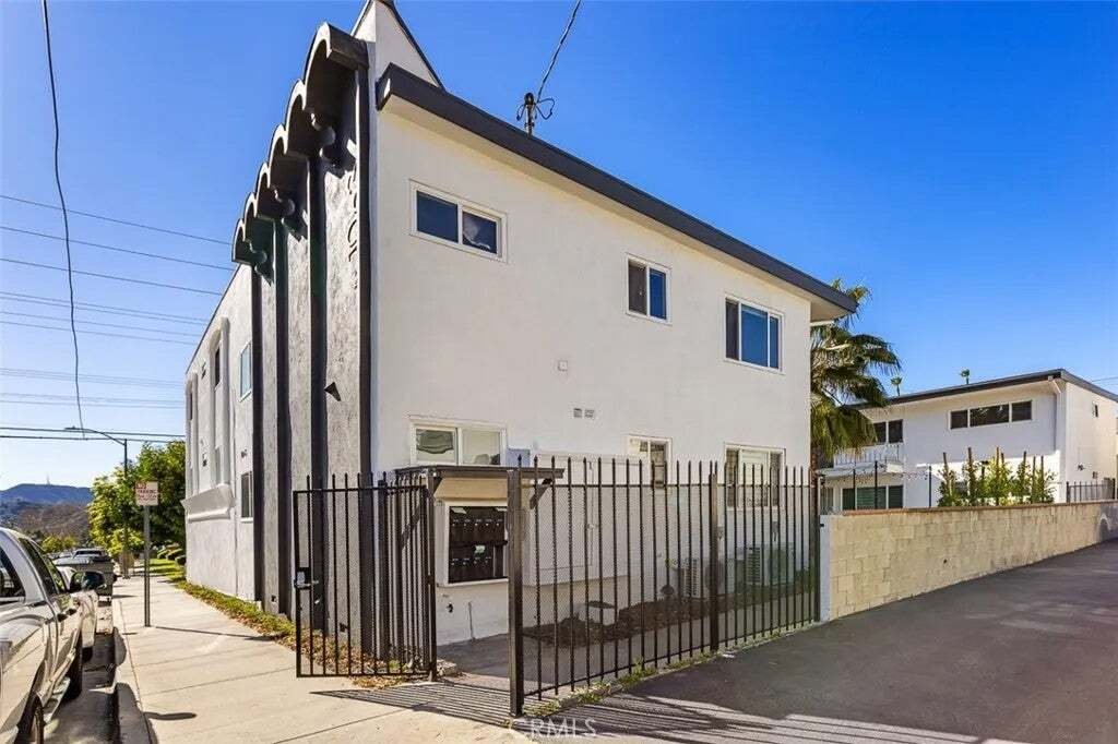 Glendale, California, United States 3 - 18545965