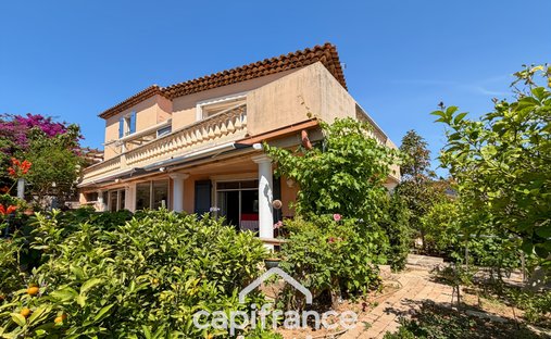 House in Centre Ville, Carqueiranne, France 1