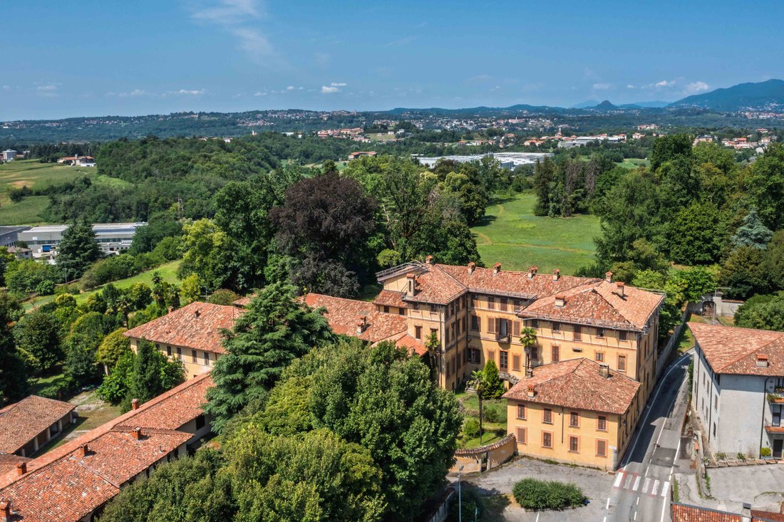 Estate in Bulciago, Lombardy, Italy 1 - 18546604