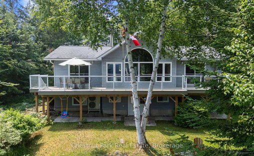 Casa a Dysart and Others, Ontario, Canada 1