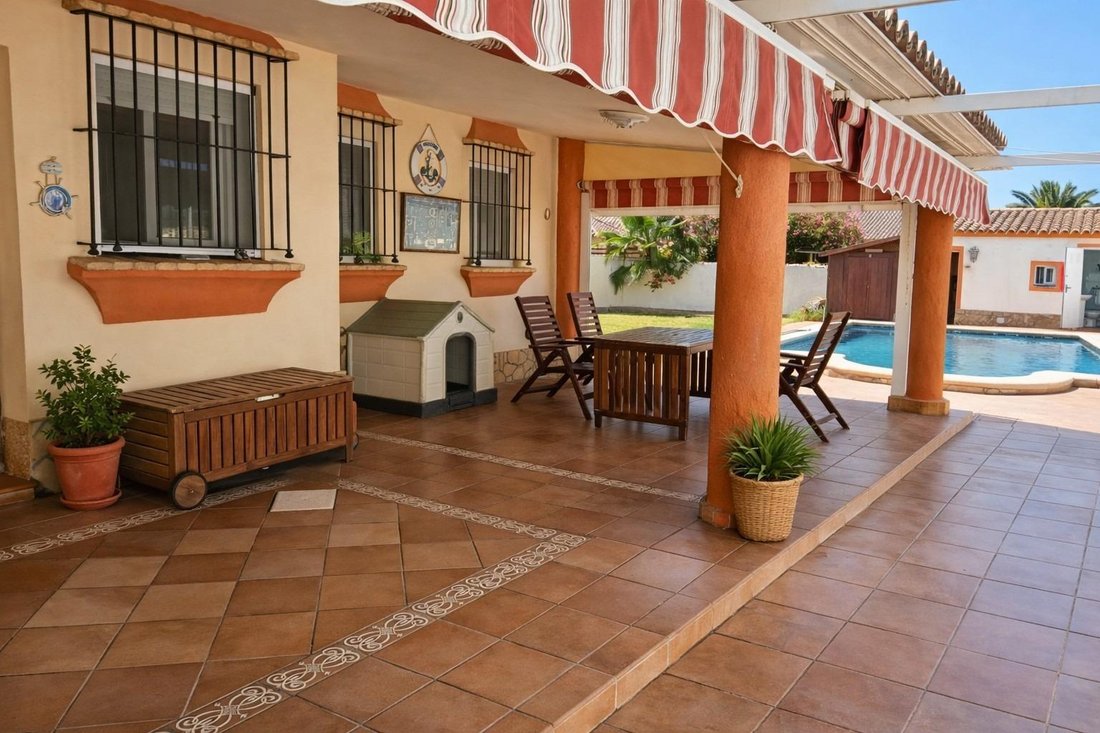 Chalet in Chiclana de la Frontera, Andalusia, Spain 1 - 18547065