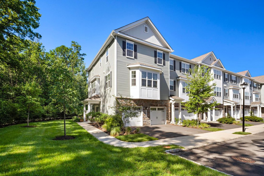 Condo in North Middletown, New Jersey, United States 1 - 18547166