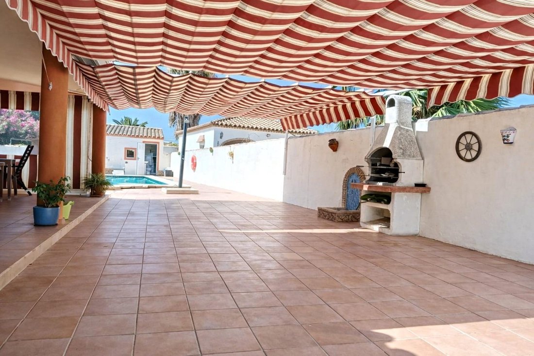 Chalet in Chiclana de la Frontera, Andalusia, Spain 5 - 18547065