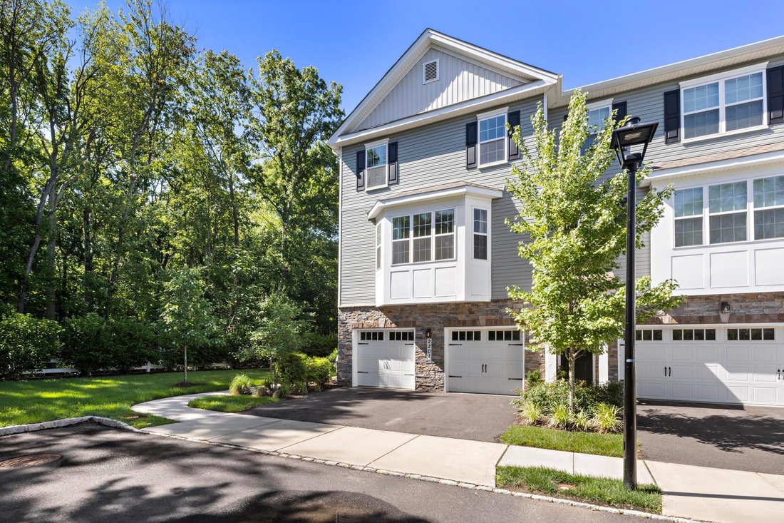 Condo in North Middletown, New Jersey, United States 2 - 18547166