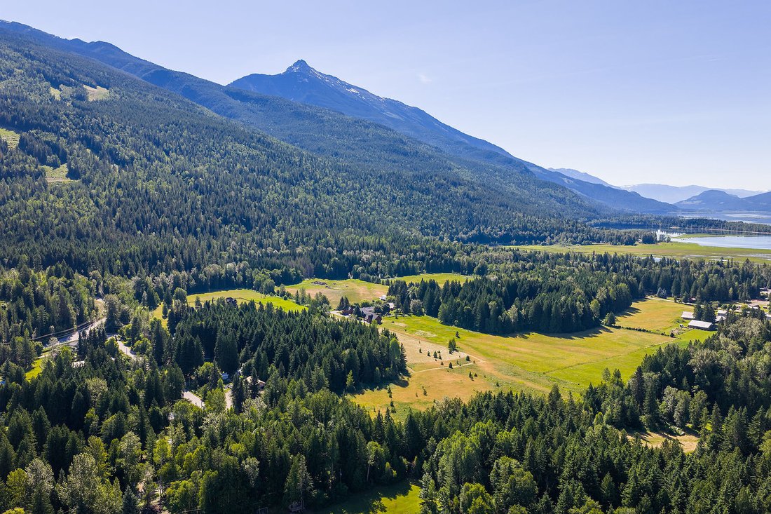 Land in Revelstoke, British Columbia, Canada 3 - 18547089