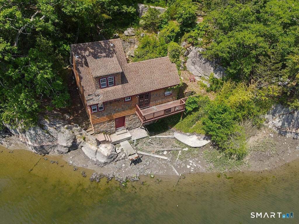 House in East Haven, Connecticut, United States 1 - 18181695