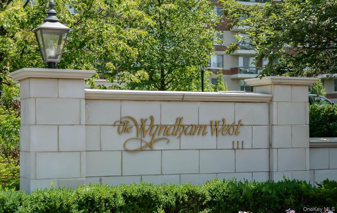 Condo in Garden City, New York, United States 2 - 18547206