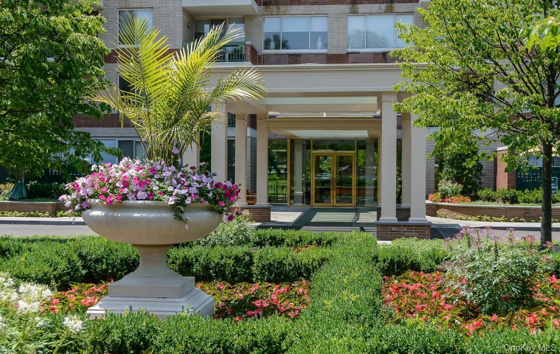 Condo in Garden City, New York, United States 3 - 18547206