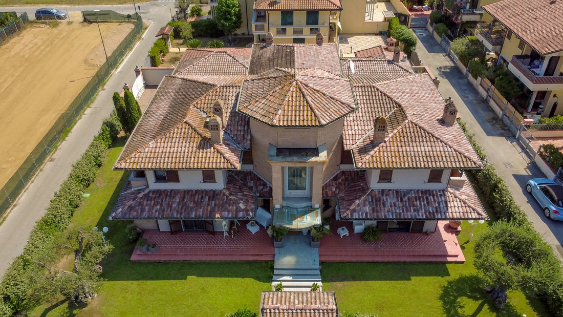 Villa in Viareggio, Tuscany, Italy 1 - 18547282