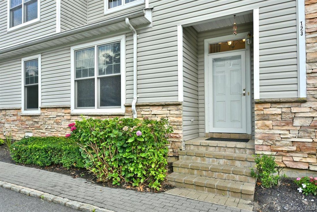 Condo in Port Washington, New York, United States 2 - 18547757