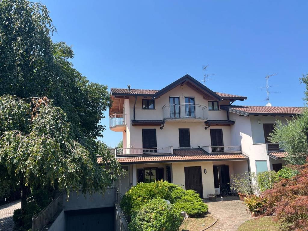 Villa in Brongio, Lombardy, Italy 1 - 18547777