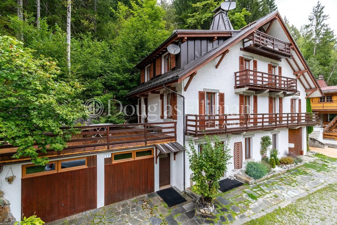 Chalet in Chamonix-Mont-Blanc, Auvergne-Rhône-Alpes, France 1 - 18547654