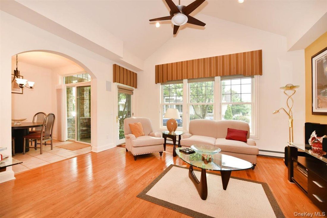 Condo in Port Washington, New York, United States 3 - 18547757