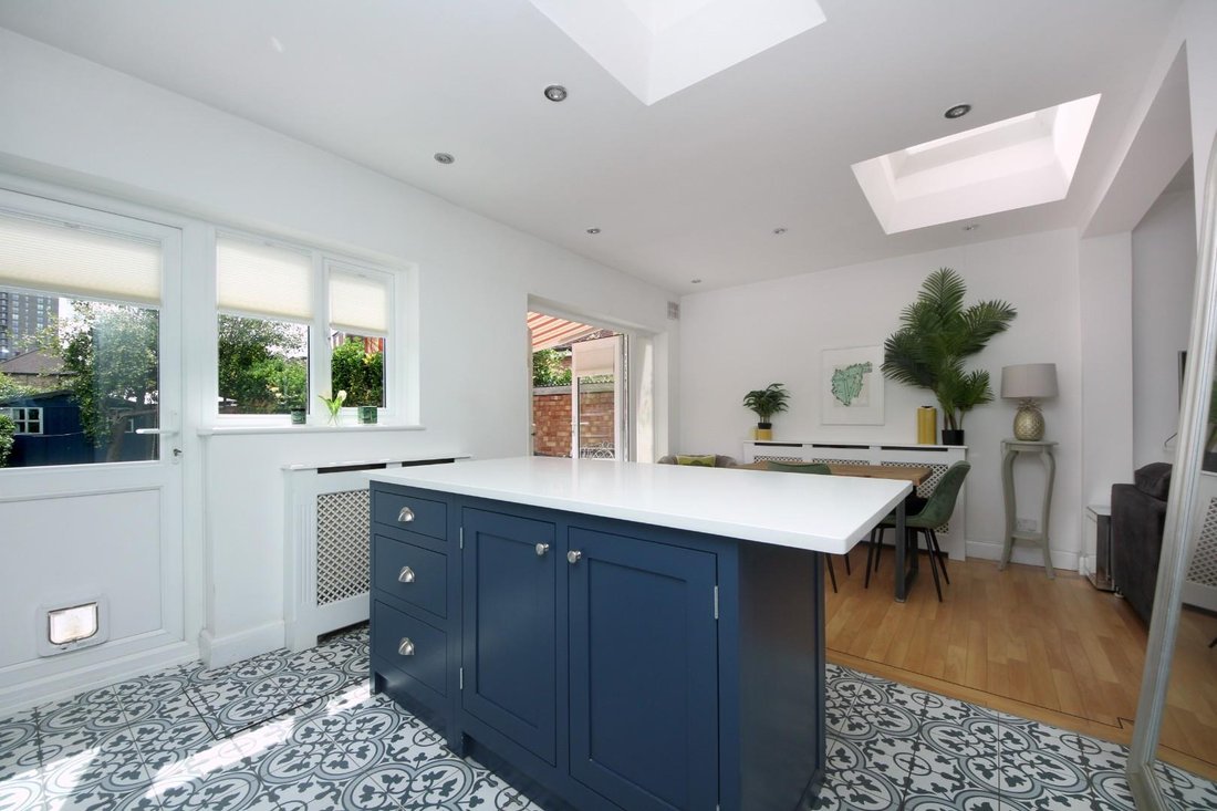 House in Acton Park, Ealing, England 2 - 18547712