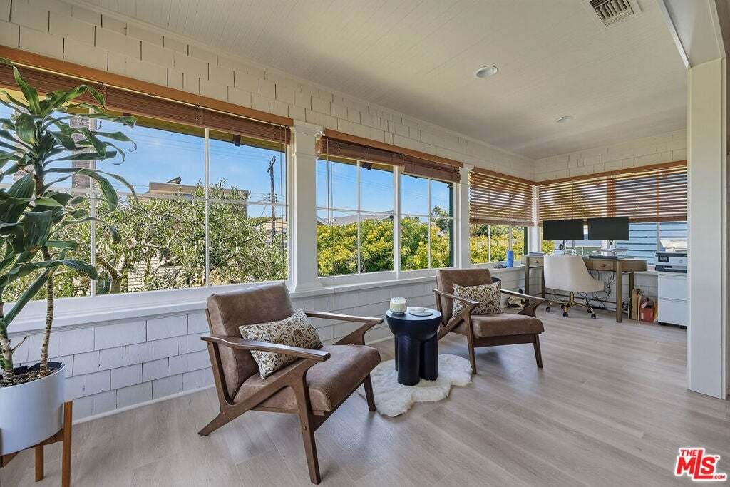 Los Angeles, California, United States 4 - 18551051