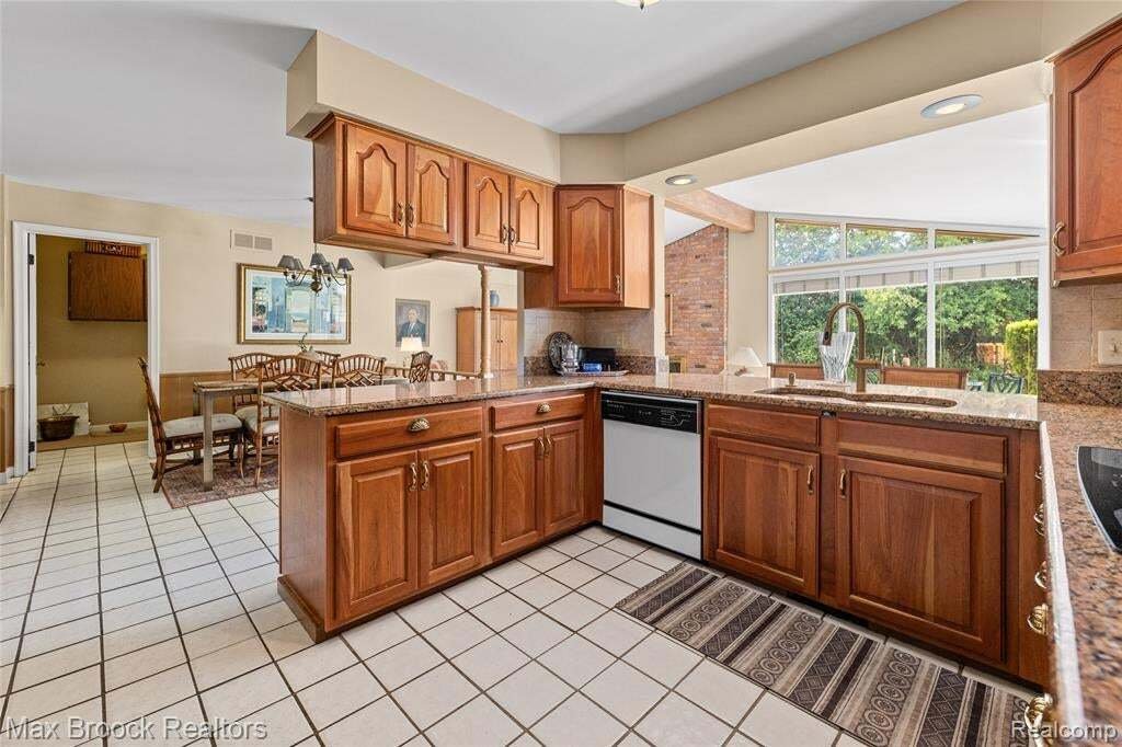 House in Orchard Lake Village, Michigan, United States 5 - 18551575