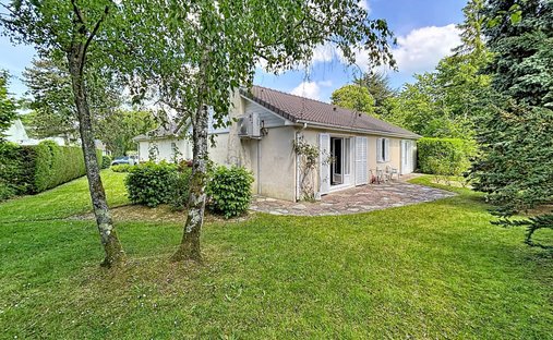 House in Bas Buc, Buc, France 1