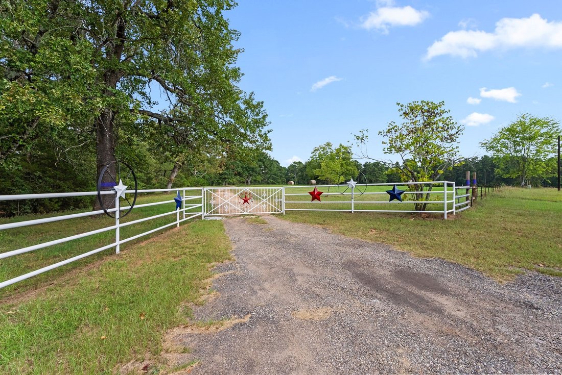 Farm Ranch in Holly Lake Ranch, Texas, United States 3 - 18552244