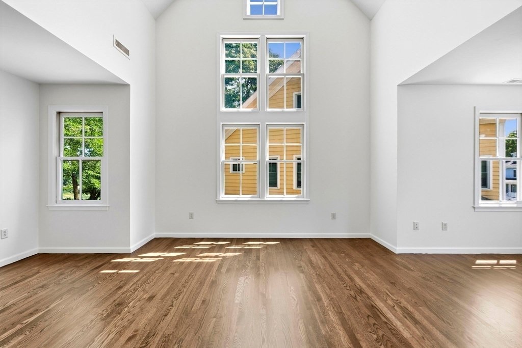 Condo in Arlington, Massachusetts, United States 3 - 18553072
